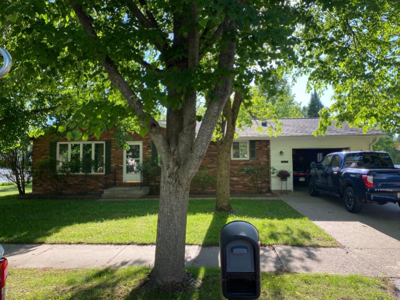 Mastic Carvedwood Premium Vinly Siding, Thermo-Tech Full-Frame Replacement Windows, Titan Clad Overhead Garage Door Frame in Stevens Point, WI